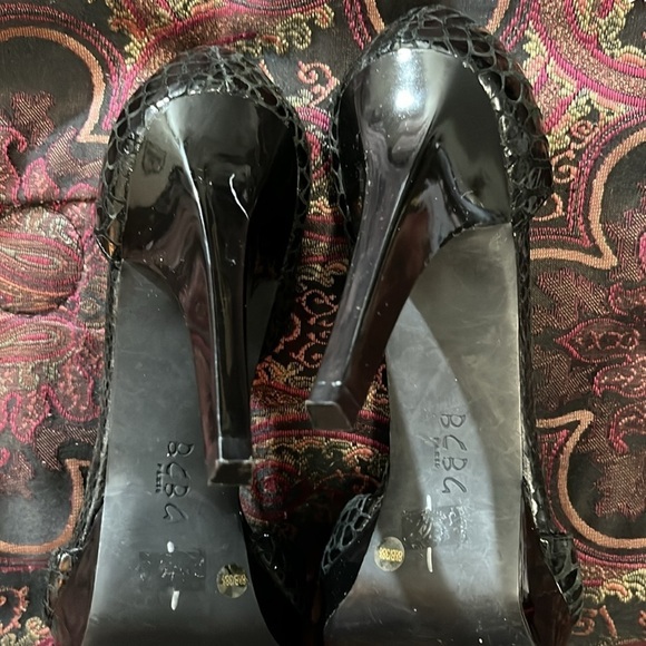 BCBG Peep Toe Pumps. Size 8.5! Color black. Leather upper! 4 inch heel! - Picture 4 of 11